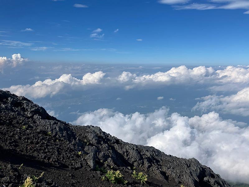 登山道からみた雲海の写真