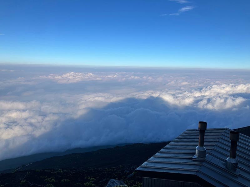 雲海に映る富士山の影の写真