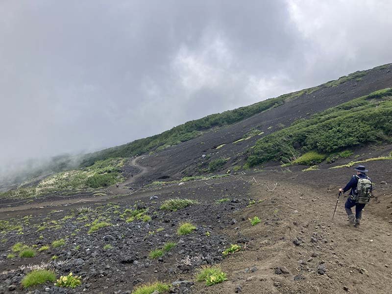 砂走を下山中の写真