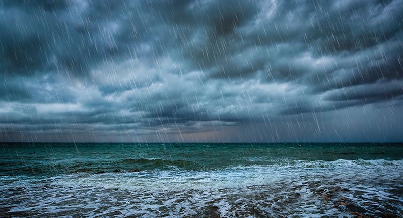 海面に雨が降り注ぐイラスト