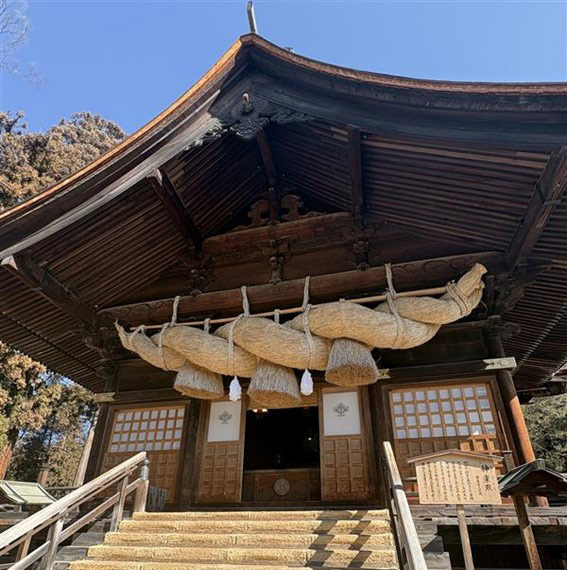 7年に一度の御柱祭にて新調される神楽殿の大きなしめ縄！