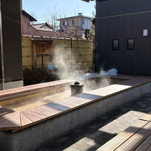 秋宮近くのお土産屋さんの一角に足湯が！