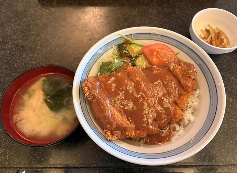 上諏訪駅前、食堂「秋月」にて